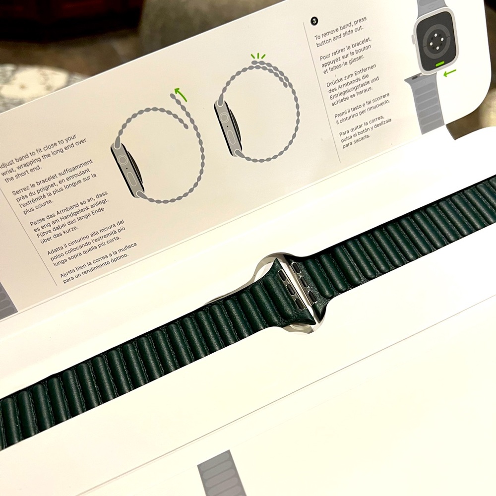 New in box Apple Watch 45mm M/L Leather Sequoia Green Band